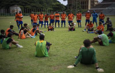 Jugadores juveniles escuchan una charla técnica en el estadio Pedro Marrero de La Habana el 14 de septiembre del 2022. (AP Foto/Ramón Espinosa)