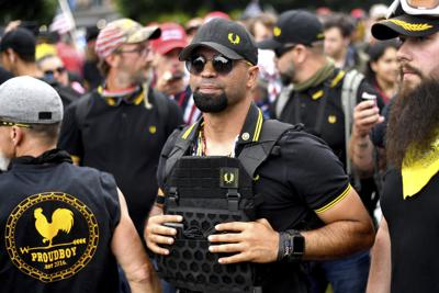 ARCHIVO - En esta foto de archivo del 17 de agosto de 2019, el jefe del grupo Proud Boys se encuentra en una concentración en Portland, Oregon. Presiones externas y luchas internas causan graves problemas a dos grupos de extrema derecha tras las acusaciones a varios de sus miembros por su participación en el asalto al Capitolio el 6 de enero. (AP Foto/Noah Berger, File)