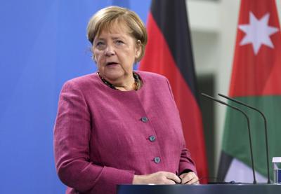 La canciller saliente de Alemania Angela Merkel habla con la prensa en Berlín el 27 de octubre del 2021. (AP Foto/Michael Sohn)
