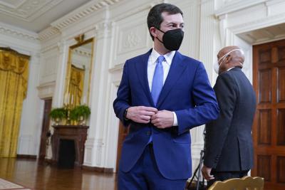 ARCHIVO. En esta foto de archivo del miércoles 13 de octubre de 2021, el secretario de Transporte, Pete Buttigieg, asiste a un evento en la Casa Blanca, en Washington. El número de muertes de tráfico en Estados Unidos en la primera mitad de 2021 alcanzó los 20.160, el total más alto del primer semestre desde 2006, informó el gobierno el jueves 28 de octubre de 2021. Buttigieg, calificó el aumento como una crisis inaceptable. 
(AP Foto/Evan Vucci)