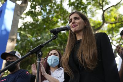 Camilla Fabbri, esposa del empresario colombiano Alex Saab, quien fue extraditado a Estados Unidos, asiste a una manifestación exigiendo la liberación de su esposo, el domingo 17 de octubre de 2021, en Caracas, Venezuela. (Foto AP/Ariana Cubillos)