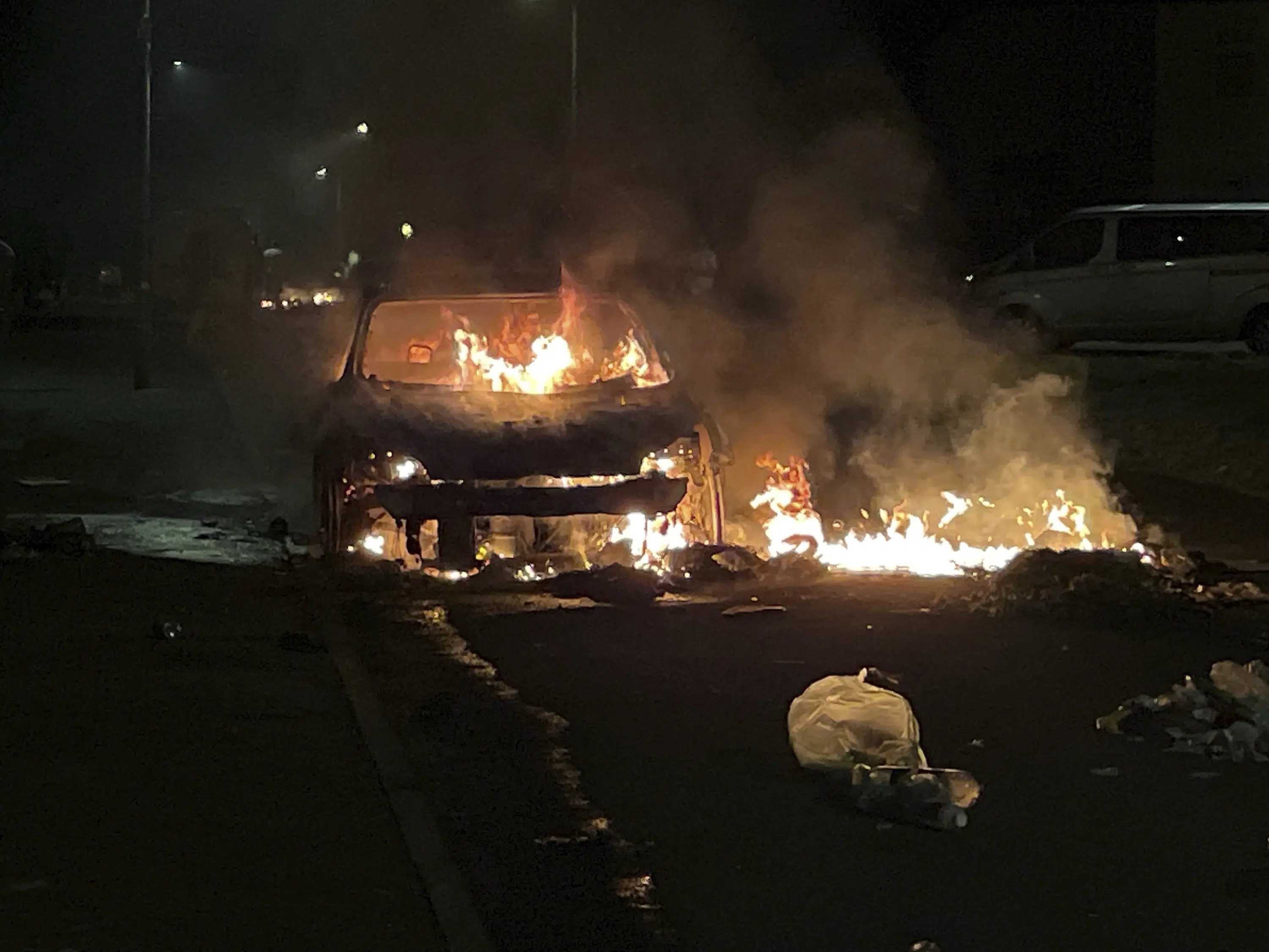 Samochody są podpalane w Cardiff, gdy brytyjska policja stoi w obliczu „poważnych zamieszek” po wypadku drogowym