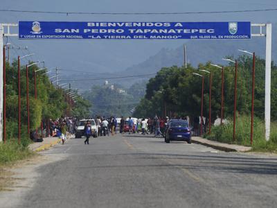 Migrantes, en su mayoría de Venezuela, llegan a un campamento donde las autoridades mexicanas emitirán permisos para que puedan continuar su camino hacia el norte, en San Pedro Tapanatepec, Oaxaca, México, el 5 de octubre de 2022. Mientras los migrantes, especialmente los venezolanos, enfrentan el nuevo desafío que supone la nueva política estadounidense para disuadir que crucen su frontera, la localidad de San Pedro Tapanatepec actúa como anfitrión inesperado de más de 10.000 migrantes acampados muy lejos de la frontera de Estados Unidos. (AP Foto/Marco Ugarte)