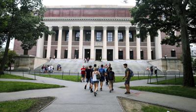 ARCHIVO - Estudiantes caminan cerca de la biblioteca Widener en la Universidad de Harvard en Cambridge, Massachusetts, el 13 de marzo del 2019.  (AP Foto/Charles Krupa)