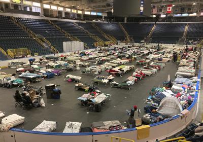 La Hertz Arena, un recinto para hockey sobre hielo, es convertido en un refugio para los afectados por el huracán Ian, en Estero, Florida, el sábado 8 de octubre de 2022. (AP Foto/Jay Reeves)