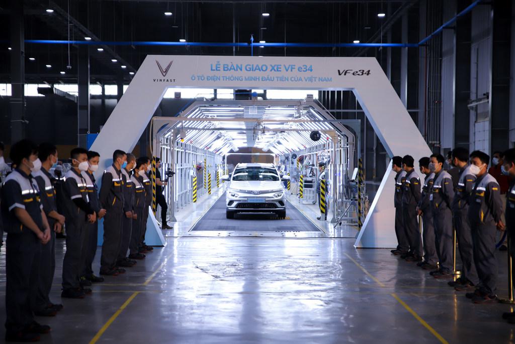 VINFAST DELIVERS FIRST BATCH OF ELECTRIC VEHICLES TO CUSTOMERS IN