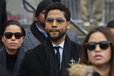 ARCHIVO - El ex actor de "Empire" Jussie Smollett sale del Tribunal Penal de Leighton en Chicago, el lunes 24 de febrero de 2020. Smollett regresará a un tribunal de Chicago el jueves 10 de marzo de 2022 para ser sentenciado con solo dos preguntas sobre su cabeza: ¿Admitirá que mintió sobre un ataque homofóbico racista y un juez lo enviará a la cárcel? (AP Photo/Archivo Matt Marton)