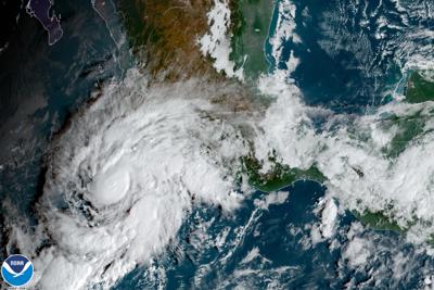 Esta imagen de satélite tomada al 21 de octubre del 2022 y proveída por NOAA muestra la tormenta tropical Roslyn acercándose a la costa mexicana del Pacífico. (NOAA via AP)