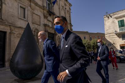 El ministro del Exterior italiano Luigi Di Maio arriba a la reunión de cancilleres del G20 en Matera, Italia, martes 29 de junio de 2021. (AP Foto/Andrew Harnik, Pool)