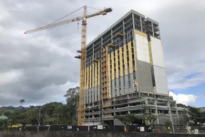 Un nuevo edificio de apartamentos en construcción en Honolulu, Hawai, el 27 de marzo de 2023. (AP Foto/Audrey McAvoy)