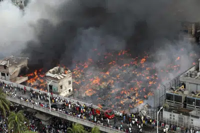 Bangladesh: Incendio arrasa un mercado de ropa en la capital | AP News