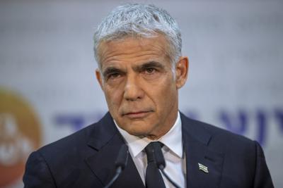 En esta imagen de archivo, tomada el 6 de mayo de 2021, el líder opositor israelí Yair Lapid escucha una pregunta durante una conferencia de prensa en Tel Aviv, Israel. (AP Foto/Oded Balilty, archivo)