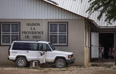 Niños en el patio del orfanato Maison La Providence de Dieu en Ganthier, Croix-des-Bouquets, Haití, el domingo 17 de octubre de 2021, donde una banda secuestró a 17 misioneros de una organización estadounidense. (AP Foto/Joseph Odelyn)