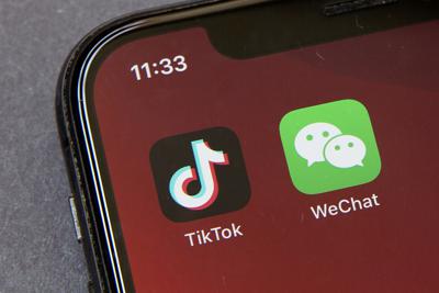 ARCHIVOS - La foto muestra los íconos de las aplicaciones TikTok y WeChat en la pantalla de un teléfono celular en Beijing, 7 de agosto de 2020. China se declaró complacida el jueves 10 de junio de 2021 por la decisión de la Casa Blanca de anular los decretos de la época de Trump que intentaban prohibir el uso de esas populares aplicaciones en Estados Unidos.  (AP Foto/Mark Schiefelbein, File)