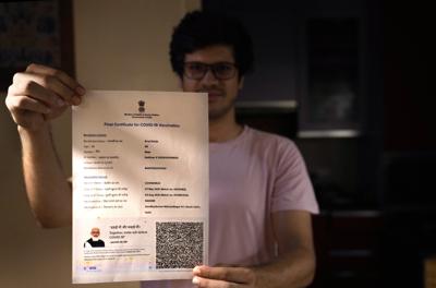 Un joven muestra su certificado de vacunación de Covishield en Nueva Delhi el 22 de septiembre del 2021. India dijo el 1 de octubre que los ciudadanos británicos que arriben al país serán sujetos a pruebas del COVID-19 y una cuarentena obligatoria de 10 días, en respuesta a medidas similares impuestas a los indios que visitan el Reino Unido.   (AP Foto/Manish Swarup)