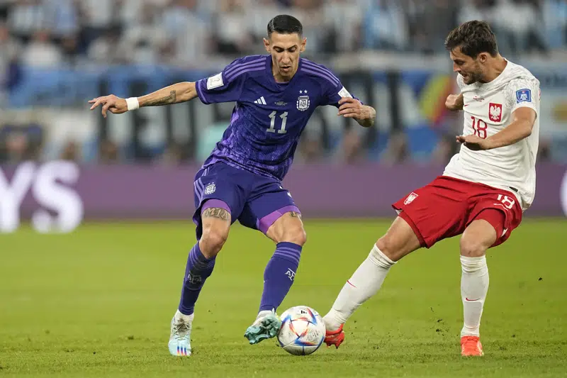 Angel Di Maria de Argentin, izquierda, disputa la pelota durante el partido ante Polonia por el Grupo C del Mundial en el estadio 974 de Doha, Qatar, miércoles 30 de noviembre de 2022. (AP Foto/Ariel Schalit)