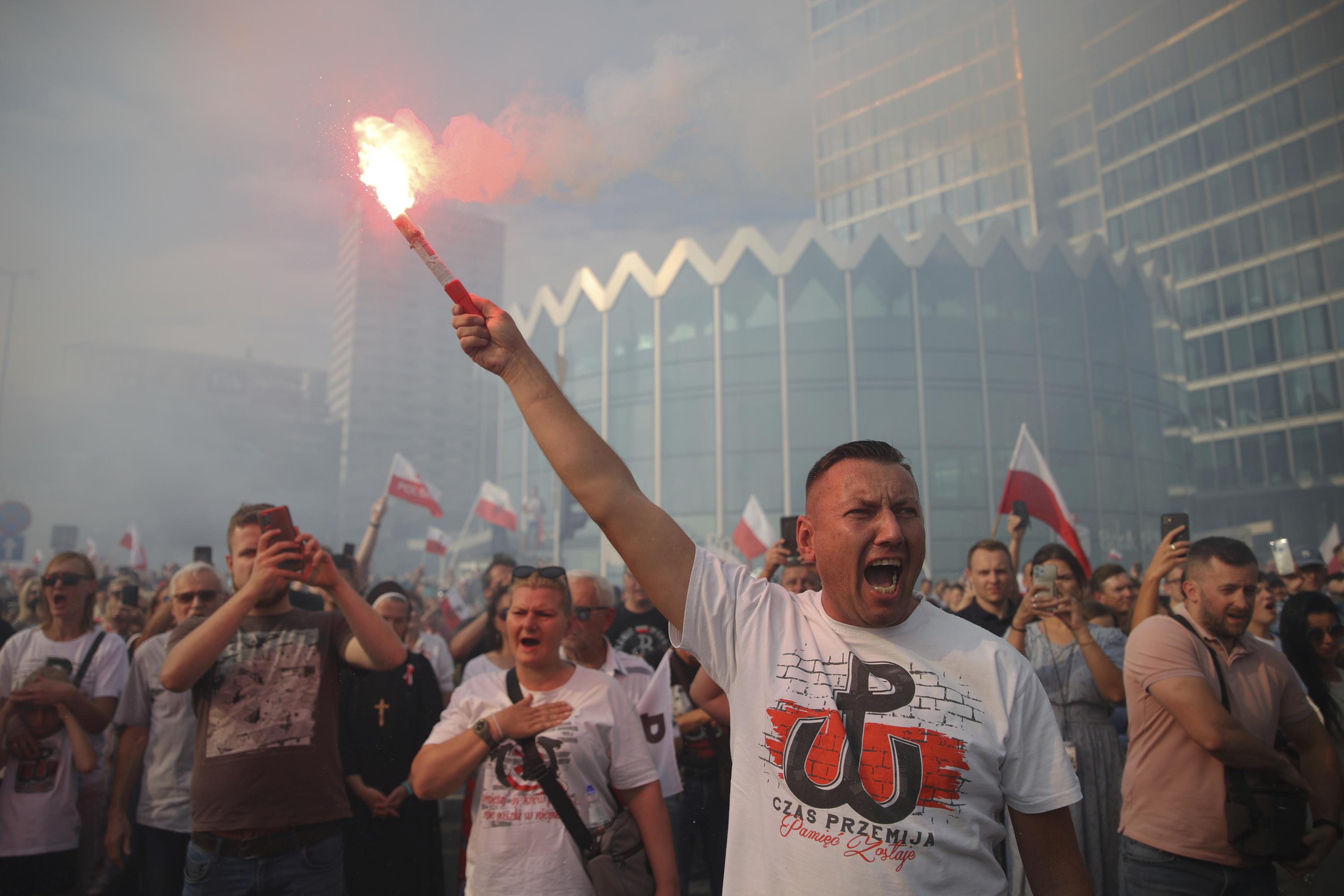 Polacy reprezentują bunt z 1944 r. przeciwko nazistom;  Porównaj z Ukrainą