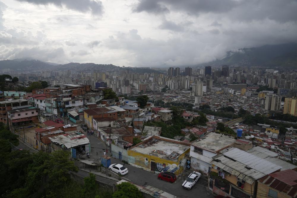 Una vista del barrio de San Agustín, durante un recorrido organizado por Cumbe Tour en Caracas, Venezuela, el sábado 21 de agosto de 2021. Cumbe Tour trae turistas, tanto extranjeros como nacionales, a San Agustín para mostrarles cómo viven los venezolanos de menores ingresos en el que solía ser uno de los barrios más peligrosos de la ciudad. (Foto AP/Ariana Cubillos)