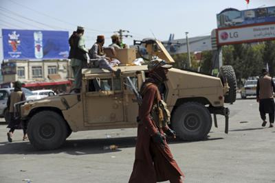 Talibanes montan guardia frente al Aeropuerto Internacional Hamid Karzai, en Kabul, Afganistán, el 16 de agosto de 2021. (AP Foto/Rahmat Gul)