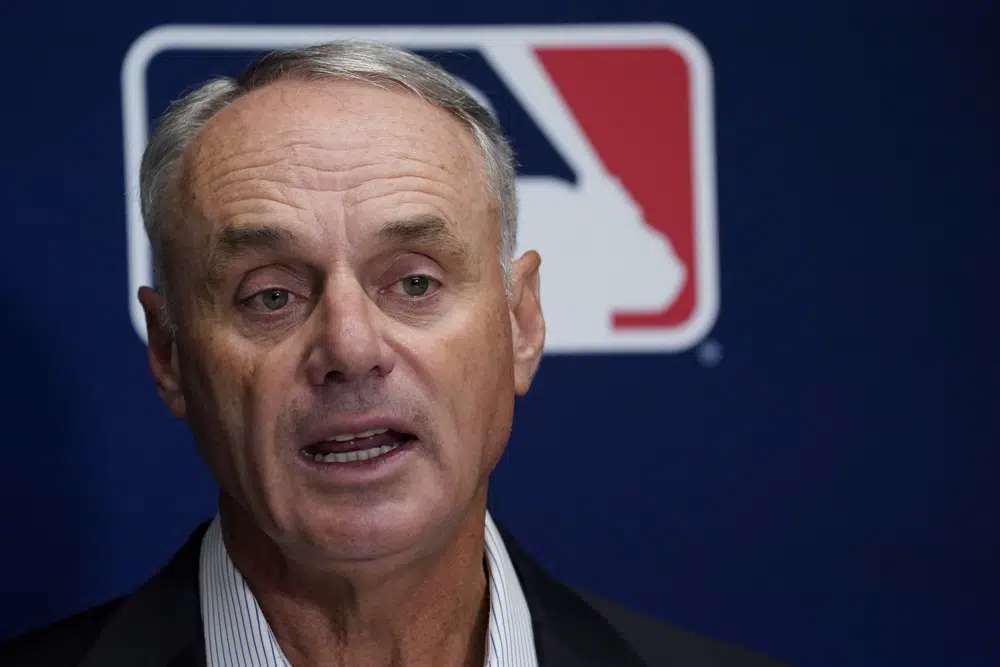 El comisionado de las Grandes Ligas de Béisbol, Rob Manfred, habla con los miembros de los medios de comunicación luego de una reunión de propietarios, el jueves 15 de junio de 2023, en la sede de la MLB en Nueva York.  (Foto AP/John Minchillo)