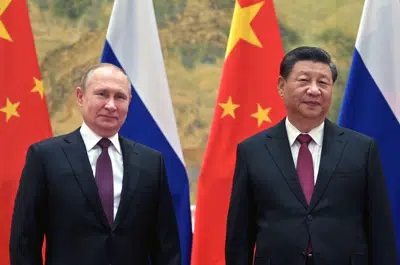 ARCHIVO - El presidente chino Xi Jinping, derecha, y su homólogo ruso Vladimir Putin posan para las cámaras antes de una reunión en Beijing, China, el 4 de febrero de 2022. (Alexei Druzhinin, Sputnik, Kremlin Pool Photo vía AP, archivo)