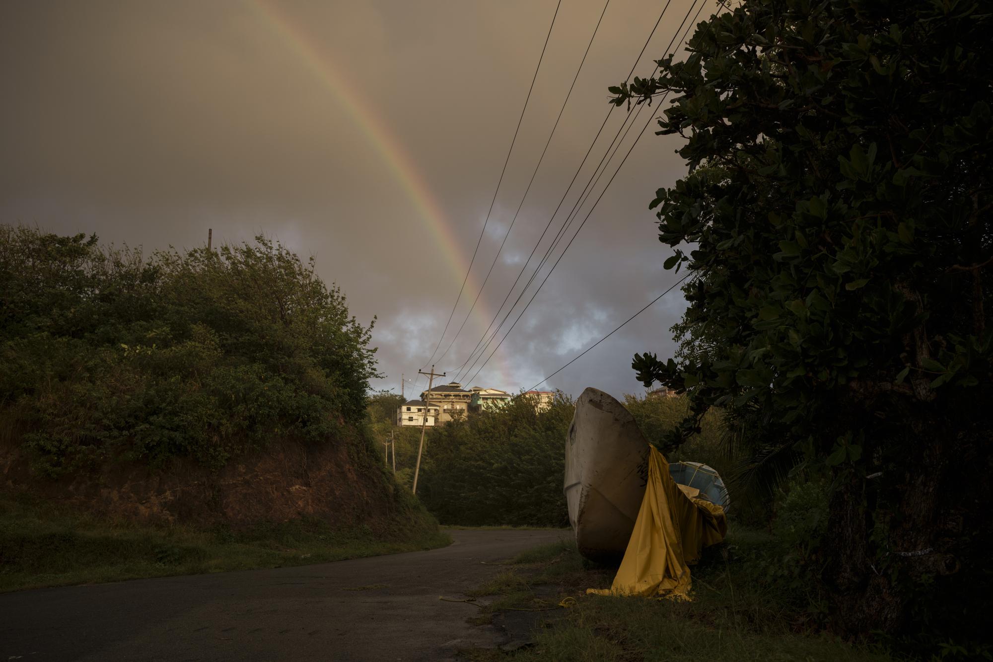 En la imagen, un arcoíris sobre Belle Garden el lugar donde, durante meses, estuvo el cayuco mauritano que apareció a la deriva cerca de Tobago, en Trinidad y Tobago, el 19 de enero de 2022. (AP Foto/Felipe Dana)