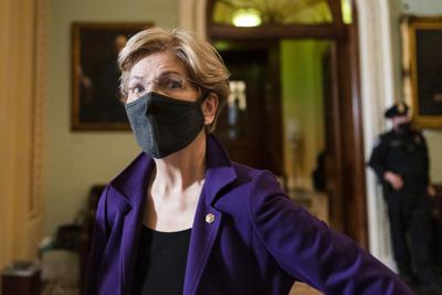 La senadora demócrata Elizabeth Warren habla con un reportero el martes 7 de diciembre de 2021, en Washington. (AP Foto/Carolyn Kaster)