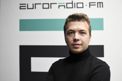 En esta foto distribuida por Radio Europea para Bielorrusia, el periodista bielorruso Raman Pratasevich posa para la foto frente a un cartel de euroradio.fm en Minsk, Bielorrusia, 17 de noviembre de 2019. (Euroradio via AP)