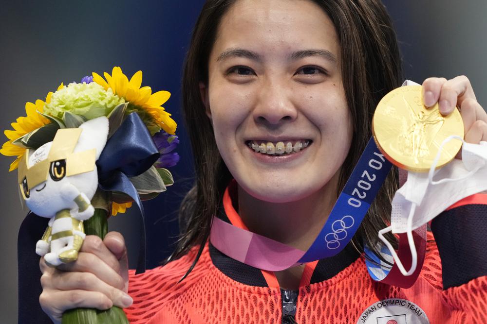 Yui Ohashi, of Japan, poses with her gold medal after winning the women's 400-meter Individual medley at the 2020 Summer Olympics, Sunday, July 25, 2021, in Tokyo, Japan. (AP Photo/Martin Meissner)