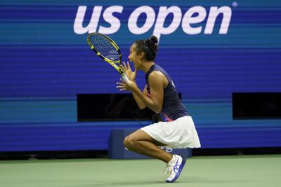 Leylah Fernández reacciona tras vencer a Aryna Sabalenka en las semifinales del Abierto de Estados Unidos, el jueves 9 de septiembre de 2021, en Nueva York. (AP Foto/Seth Wenig)