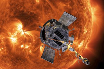 ARCHIVO - Esta imagen facilitada por la NASA muestra una representación artística de la sonda solar Parker acercándose al Sol. (Steve Gribben/Johns Hopkins APL/NASA vía AP)