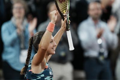 La campeona Krejcikova cae en el debut, Swiatek alarga racha | AP News