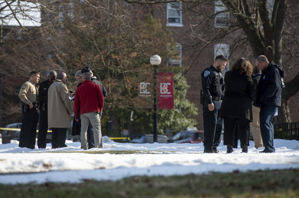 La policía investiga la escena de un tiroteo en Bridgewater College en Bridgewater, Virginia, el martes 1 de febrero de 2022. (Daniel Lin/Daily News-Record Via AP)