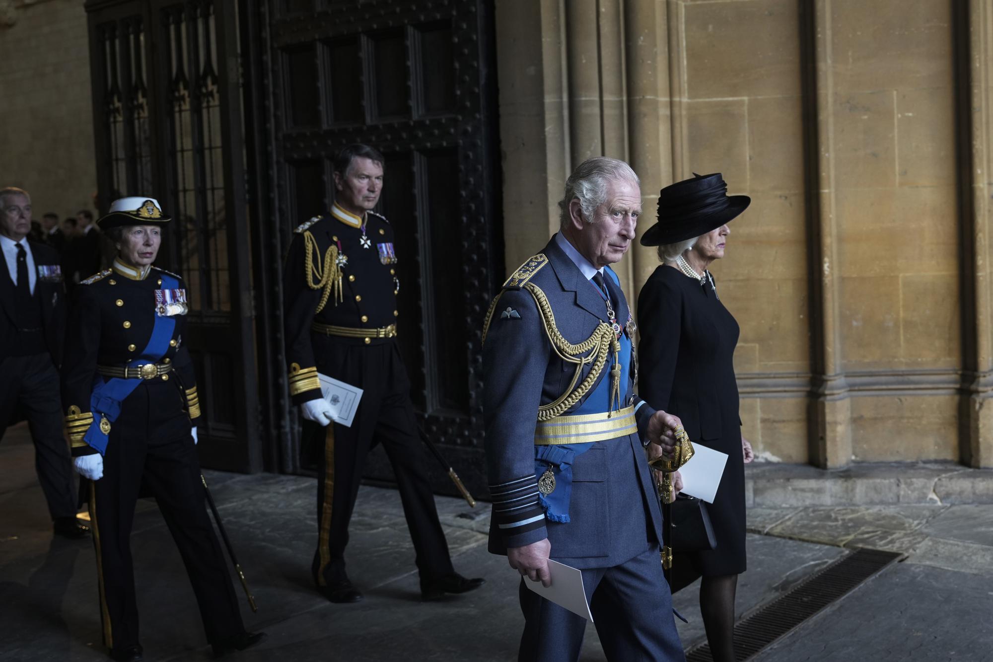 El rey Carlos III de Gran Bretaña, segunda a la derecha, Camilla, la reina consorte, a la derecha, y Ana, princesa real, a la izquierda, se van después de presentar sus respetos a la reina Isabel II en Westminster Hall mientras ella se encuentra en el estado, en Londres el 14 de septiembre de 2022 (Foto AP/Emilio Morenatti)