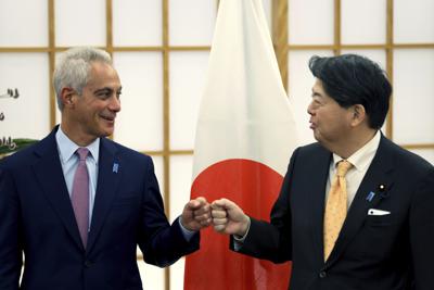 El ministro de exteriores de Japón Yoshimasa Hayashi (d) con el embajador estadounidense en Japón Rahm Emanuel en Tokio, 1 de febrero de 2022. (Behrouz Mehri/Pool Photo via AP)