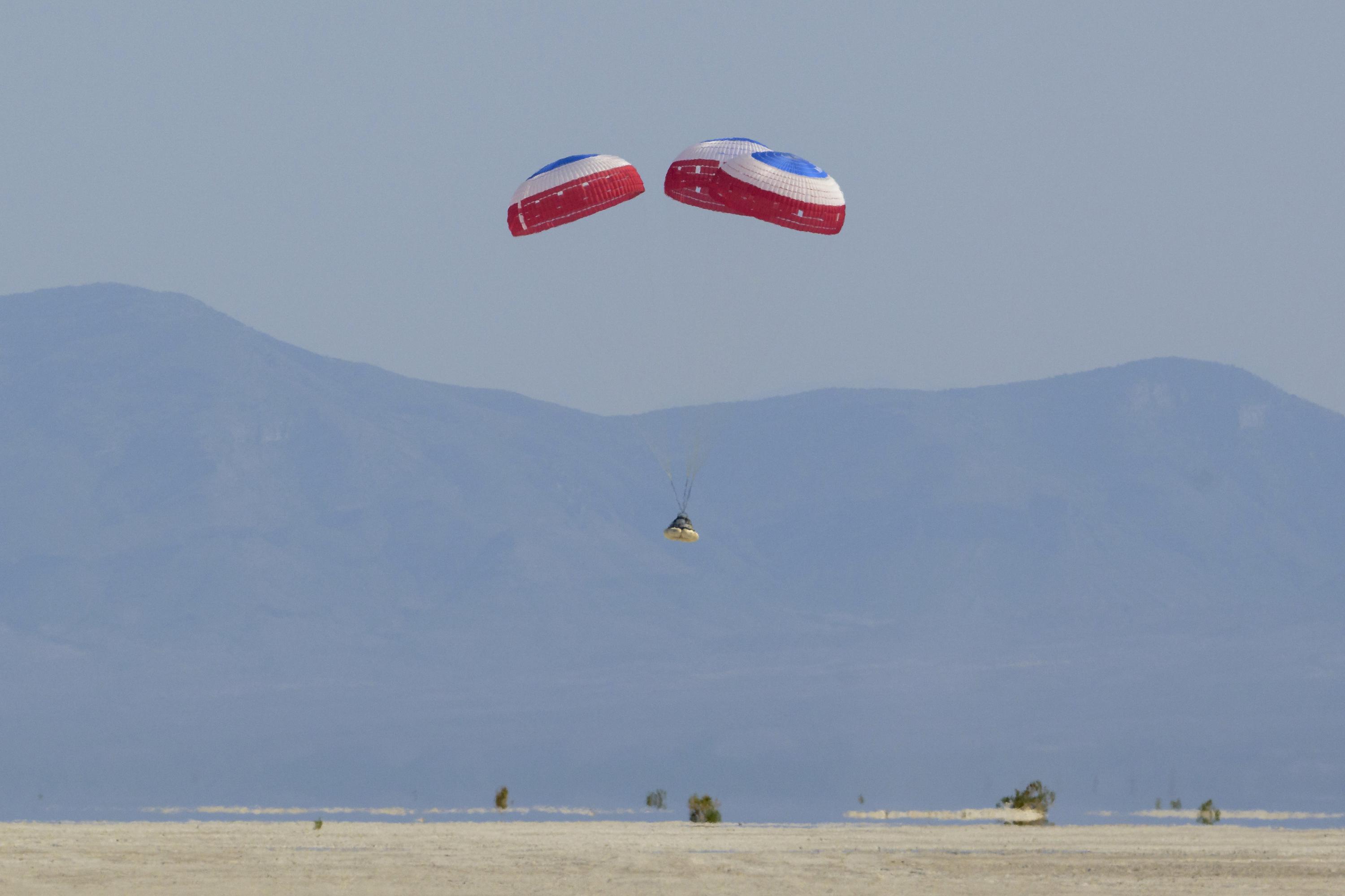 Cápsula de Boeing aterriza en la Tierra tras chantajear al espacio