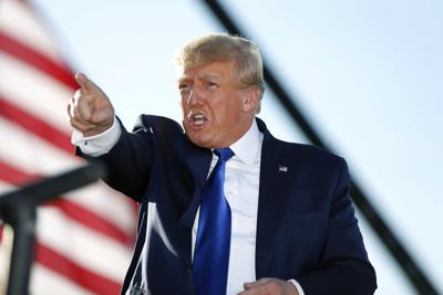 El expresidente Donald Trump habla en un mitin en Delaware County Fairgrounds, el sábado 23 de abril de 2022, en Delaware, Ohio, para respaldar a los candidatos republicanos antes de las primarias de Ohio el 3 de mayo. (AP Foto/Joe Maiorana)