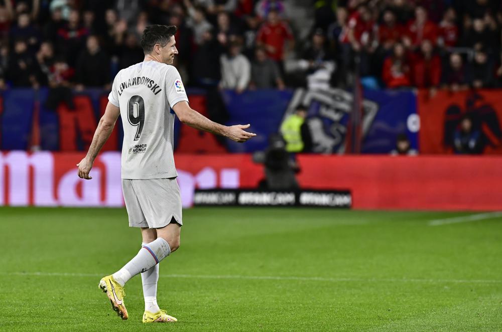 Lewandowski và Piqué bị đuổi khỏi sân khi Barca tập hợp trước Osasuna