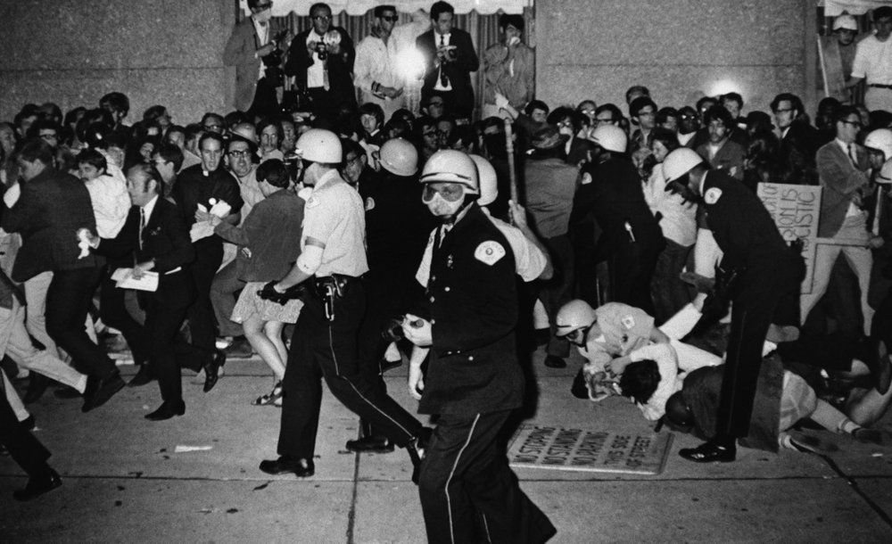 La policía de Chicago intenta dispersar a los manifestantes fuera del Conrad Hilton. (Foto AP / Michael Boyer, archivo)