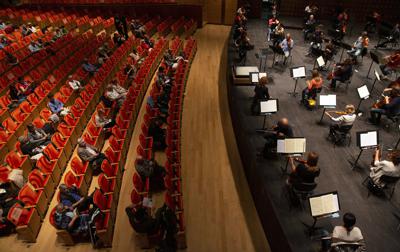 Asistentes a un ensayo de la Orquesta Sinfónica de Amberes mantienen su distancia en la Sala Reina Elizabeth en Amberes, Bélgica, el miércoles 1 de julio de 2020. (AP Foto/Virginia Mayo, Archivo)