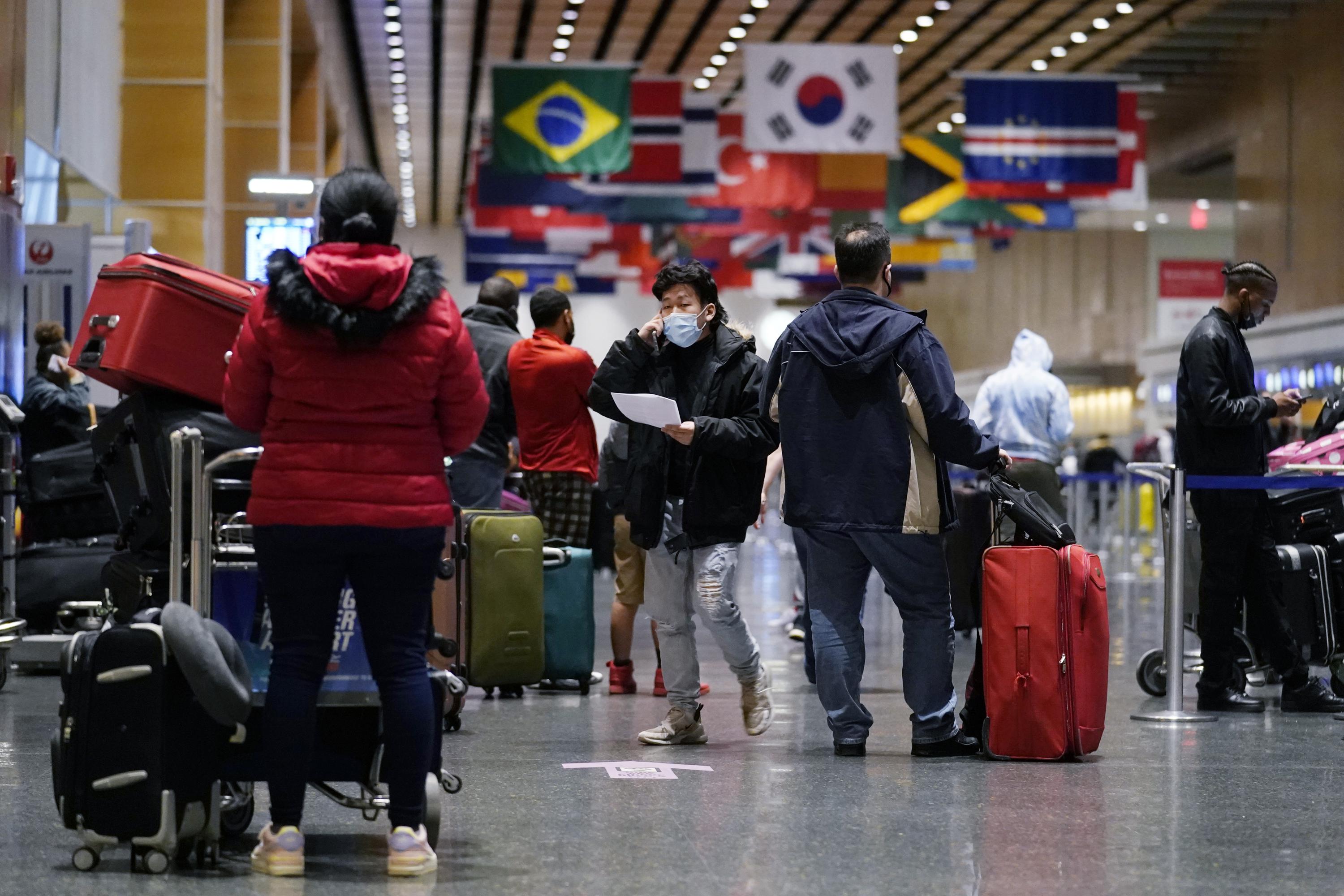 As companhias aéreas cancelam voos devido à falta de funcionários COVID