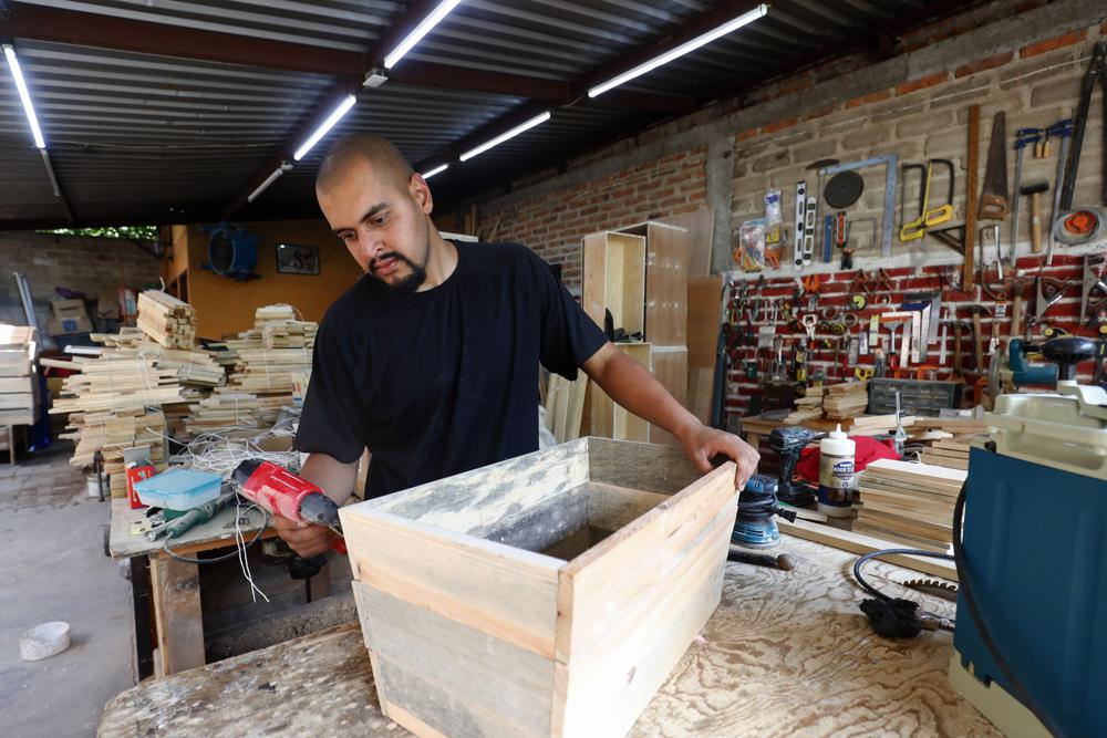 Jesús López trabaja en el taller de carpintería sus familiares en Zapopan, en el estado de Jalisco, México, el 13 de mayo de 2021. López llegó a Estados Unidos a los nueve años con una visa de turista que luego venció, y en 2012 obtuvo un estatus de protección temporal para niños que arribaron ilegalmente con sus padres, conocido como DACA, que le permitió trabajar, pero dijo que en 2015 no pudo renovarlo por falta de dinero, y fue deportado. (Foto AP /Refugio Ruiz, Archivo)