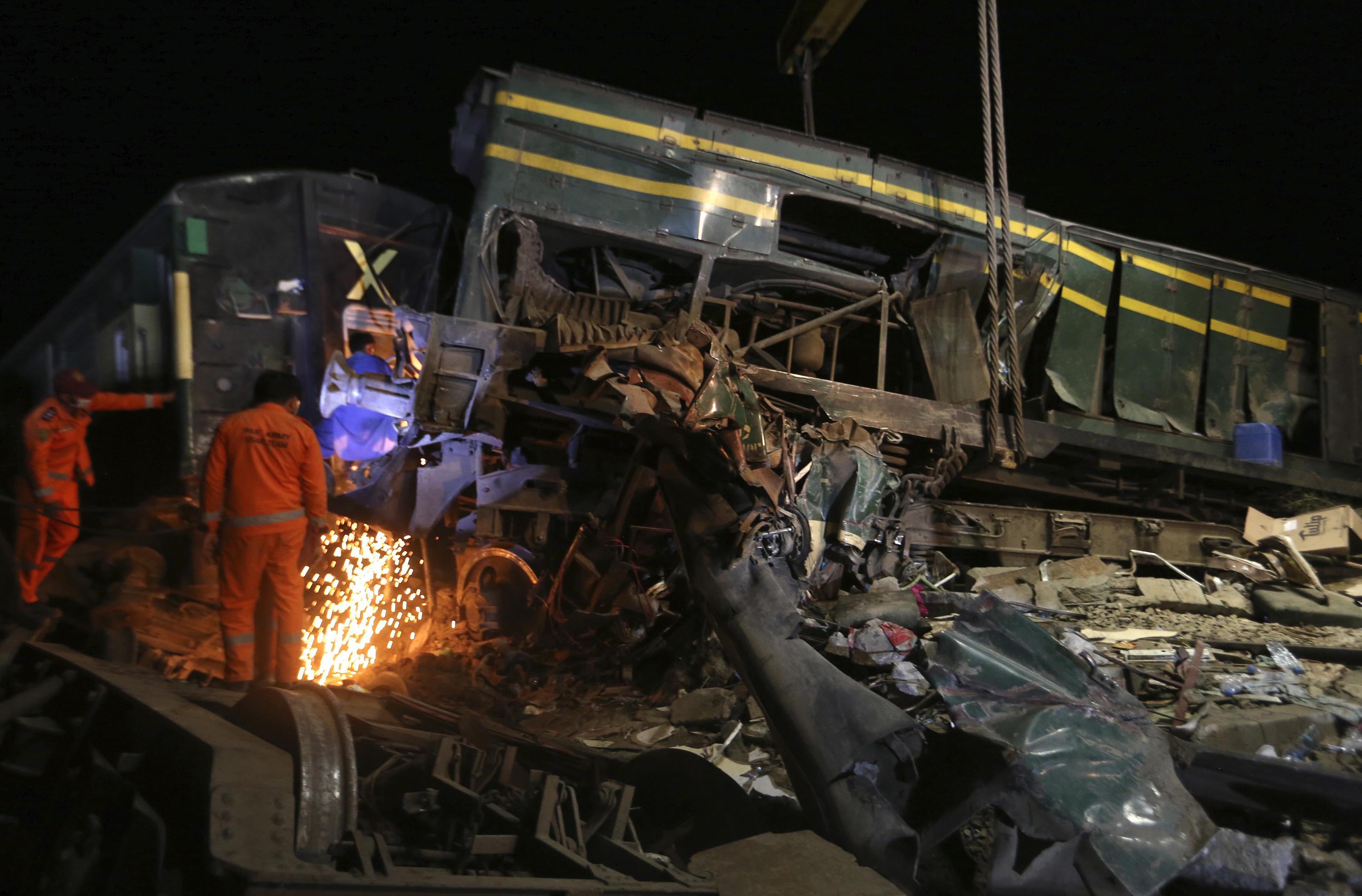 Official: Death toll rises to 63 in Pakistan train collision