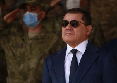 En esta imagen de archivo, el primer ministro de Libia, Hamid Dbeibah, durante el acto de graduación de una promoción de cadetes del ejército libio, en Trípoli, Libia, el 8 de febrero de 2022. (AP Foto/Yousef Murad, archivo)