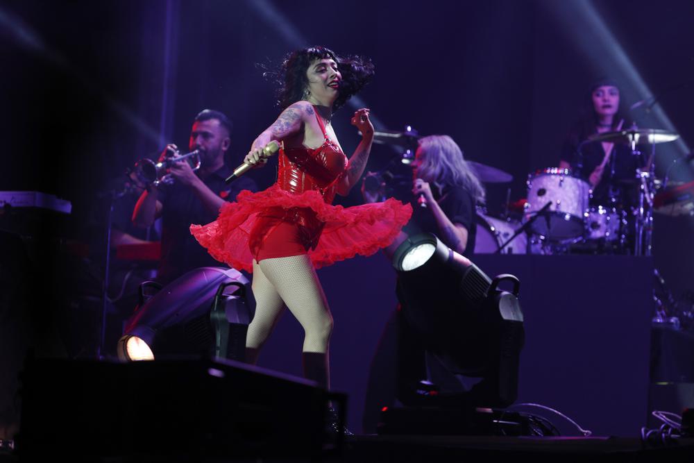 ARCHIVO -La cantautora chilena Mon Laferte se presenta durante un concierto de artistas femeninas en la víspera del Día Internacional de la Mujer en el Zócalo de la Ciudad de México el 7 de marzo de 2020. Mon Laferte se presentará en vivo en los Latin Grammy para los que está nominada a cuatro premios el 18 de noviembre de 2021. (Foto AP/Rebecca Blackwell, arhivo)