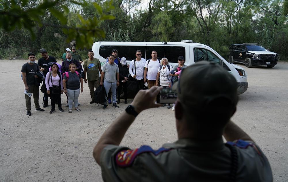 Venezolanos huyendo de la crisis pandémica y la tiranía de Maduro rompen récord en la frontera de EE UU 2 A group of migrants, mostly from Venezuela are photographed after turning themselves in after crossing the U.S.-Mexico border, Tuesday, June 15, 2021, in Del Rio, Texas. Many of the migrants cross during daylight, looking to turn themselves in to Border Patrol agents who document their arrival. (AP Photo/Eric Gay)