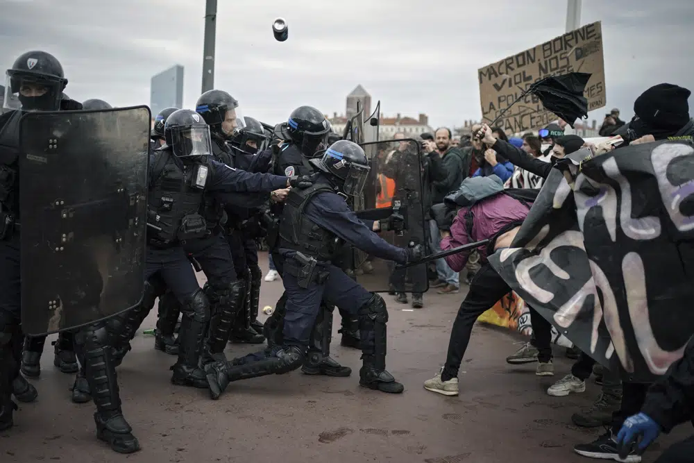 ARCHIVO - Manifestantes chocan con la policía durante una protesta en Lyon, Francia, el 23 de marzo de 2023. (AP Foto/Laurent Cipriani, Archivo)
