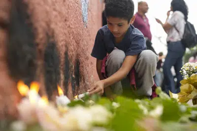 ARCHIVO - Un estudiante de la escuela pública Thomazia Montoro enciende una vela durante una vigilia pidiendo paz el día después de que un estudiante apuñaló a un maestro hasta la muerte en la escuela en Sao Paulo, Brasil, el 28 de marzo de 2023. Brasil está lidiando con una ola de violencia en sus escuelas. El gobierno ha buscado aportes de investigadores independientes y convocó una reunión el martes 18 de abril de 2023 de ministros, alcaldes y jueces de la Corte Suprema para discutir posibles soluciones. (AP Photo/Andre Penner, Archivo)