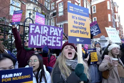 Enfermeras realizan una protesta afuera del Hospital Royal Marsden de Londres, el jueves 15 de diciembre de 2022. (AP Foto/Kirsty Wigglesworth)