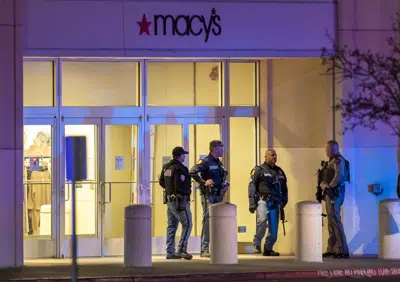 Agentes de la policía vigilan la entrada de un centro comercial, el miércoles 15 de febrero de 2023, en El Paso, Texas. (AP Foto/Andrés Leighton)